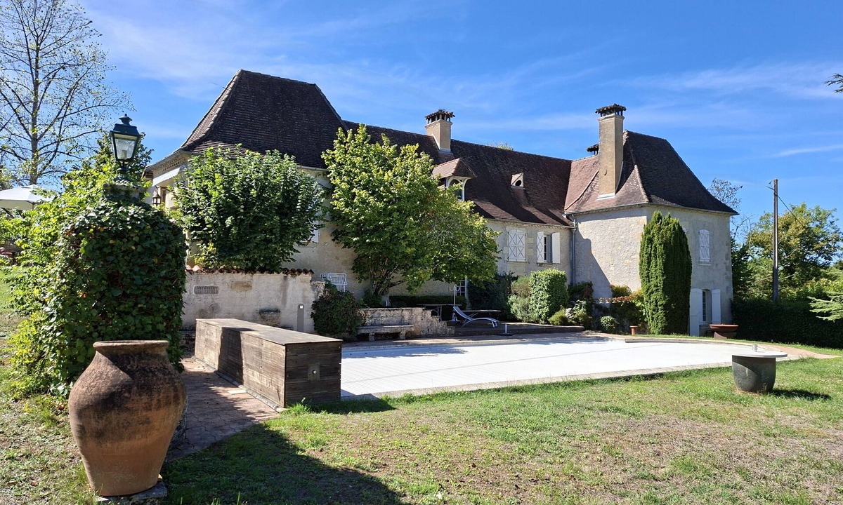 Bassillac and Auberoche House | Beautiful 17th century manor house, with park & swimming pool. Ideally located in the Dordogne.