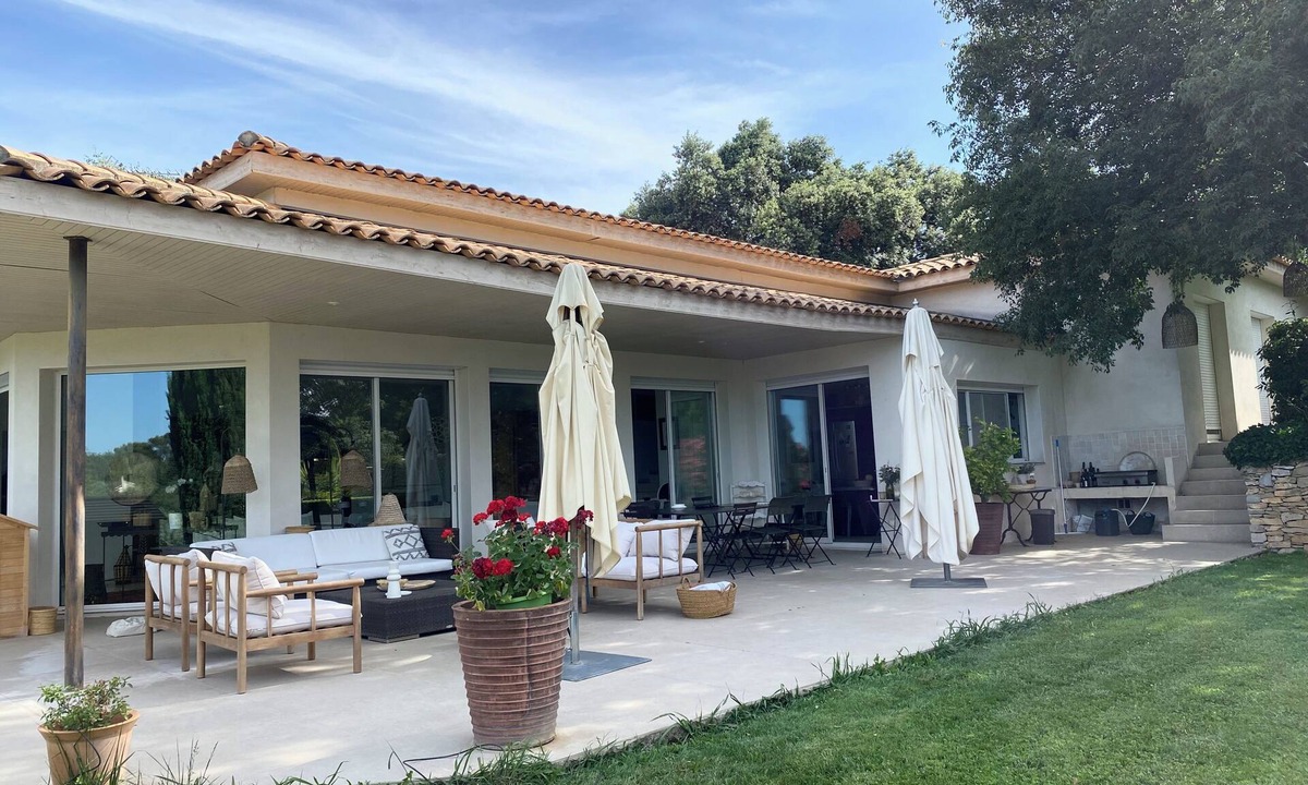 Les 3 Ponts House | Beautiful contemporary architect-designed home with a pool and garden set amid the garrigue