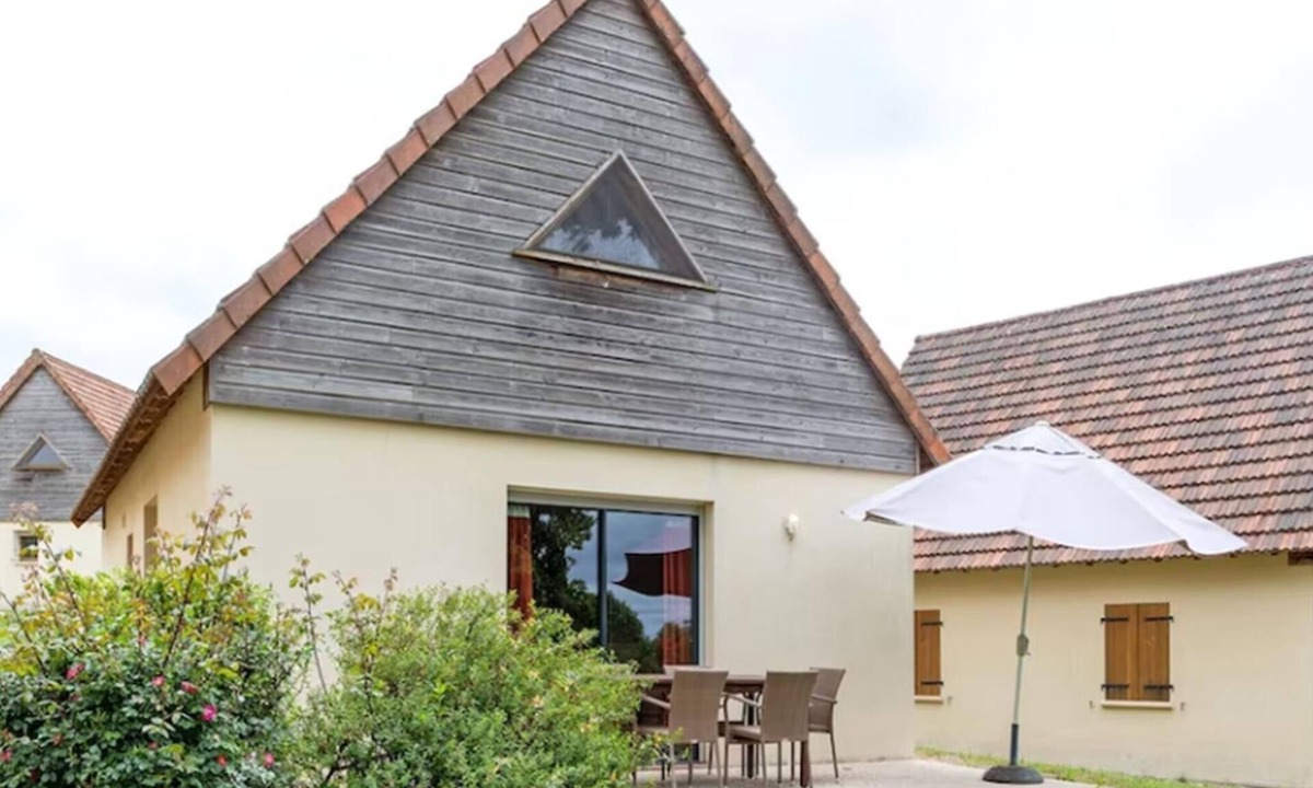 Le Bourg House | Beautiful house in a holiday park with a pool