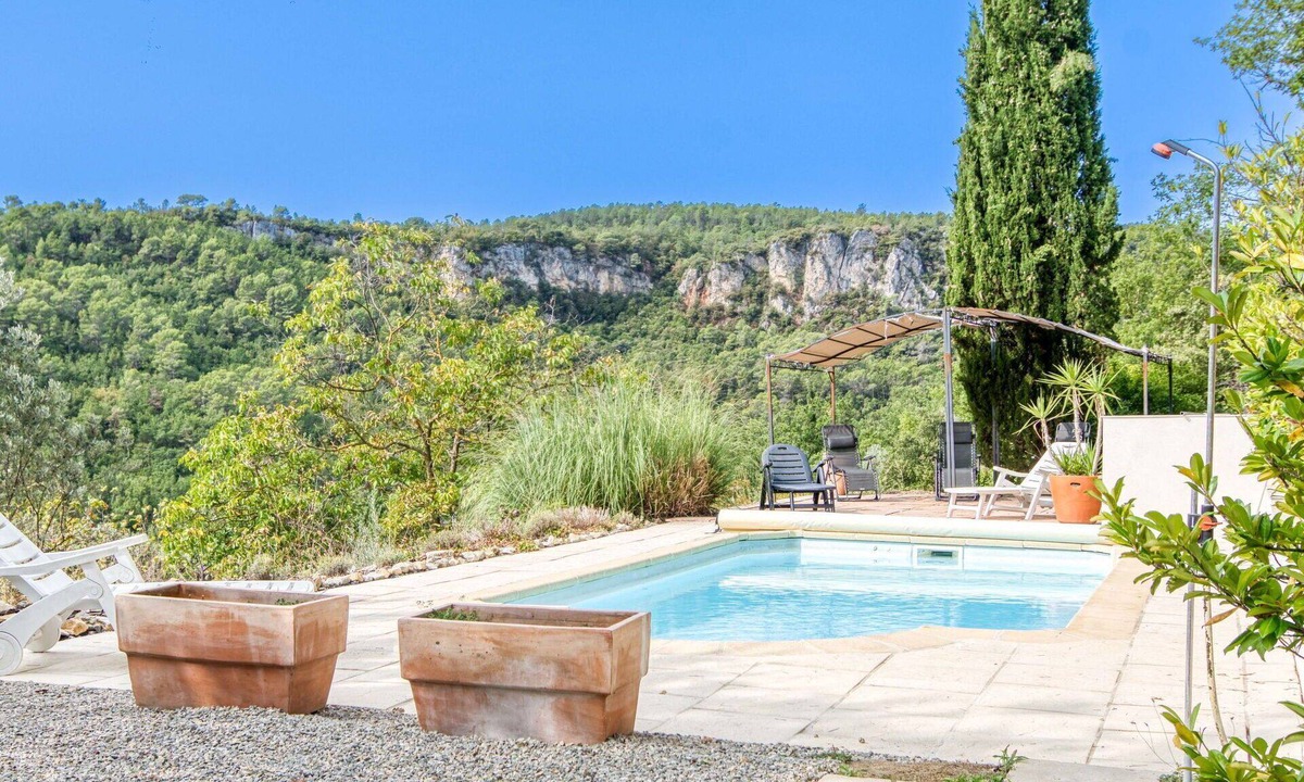 Chateaudouble House | Beautiful private villa for 6 people with private pool, TV and patio