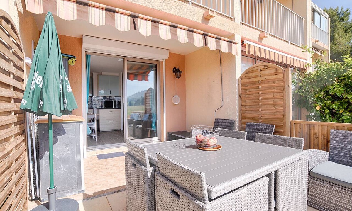 Carqueiranne Apartment | Beautiful Studio With Terrace Near The Sea!