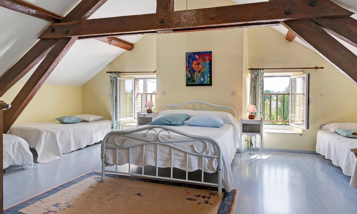 Pontiacq-Viellepinte Bed & Breakfast | Bed and Breakfast 'Chambre Bleue Et Jaune' with Mountain View, Shared Terrace and Wi-Fi