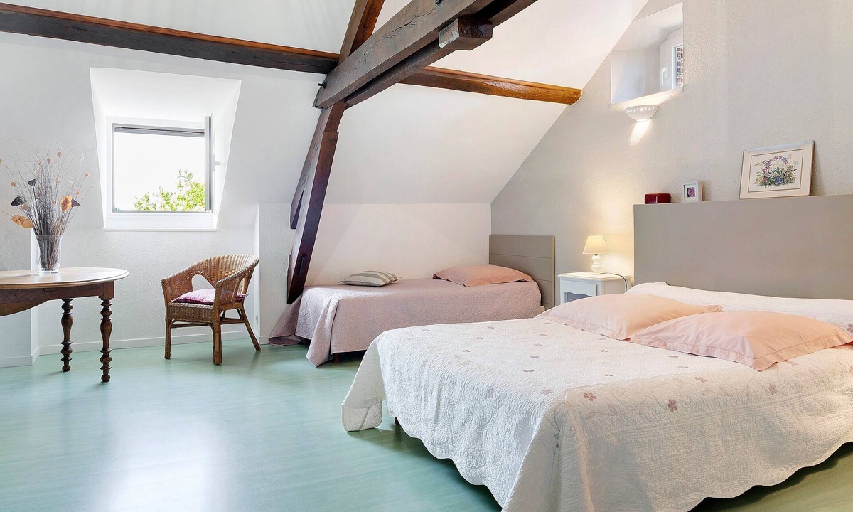 Pontiacq-Viellepinte Bed & Breakfast | Bed and Breakfast 'Chambre Verte' with Mountain View, Shared Terrace and Wi-Fi