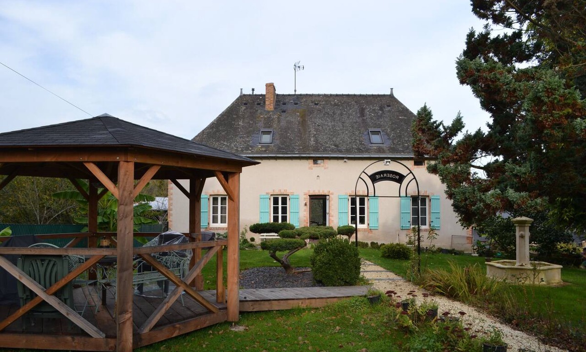 Nyoiseau Bed & Breakfast | Bed and Breakfast 'Le Relais Des Hirondelles-Le Cèdre' with Wi-Fi