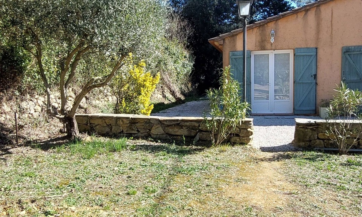 Besse-sur-Issole House | Bed and breakfast with breakfast included, in Besse sur Issole.