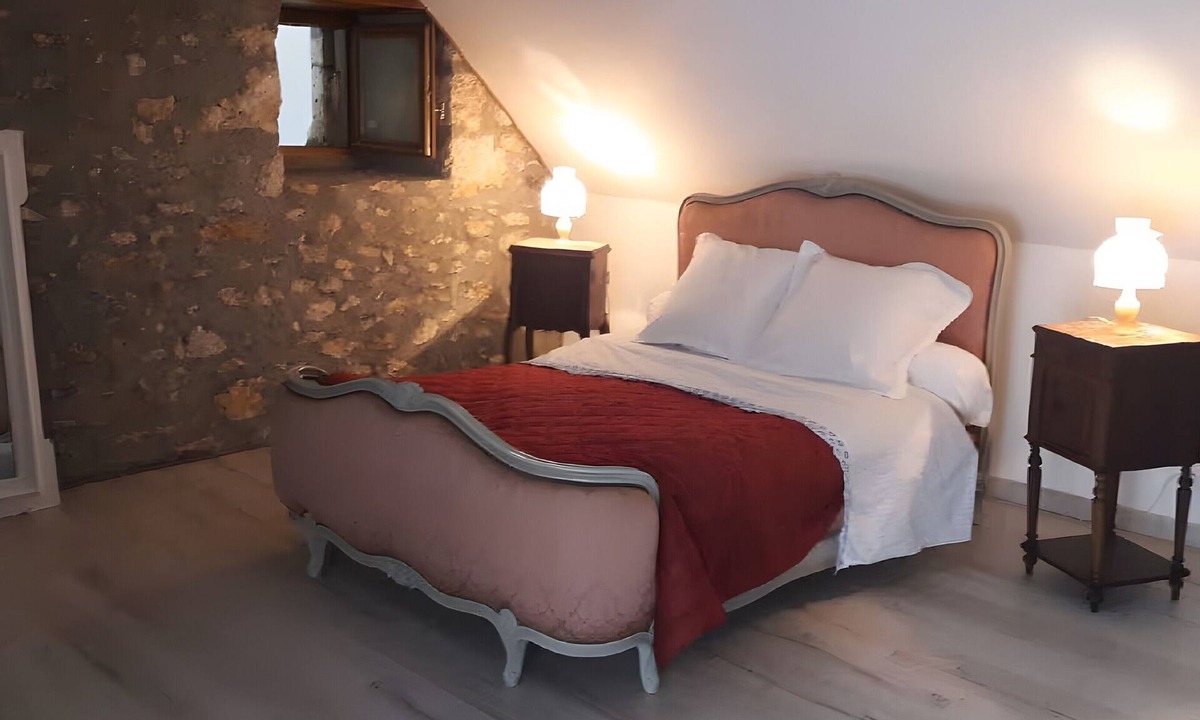 Saint-Bon Bed & Breakfast | Bed and Breakfast 'Chambre 1' with Shared Pool, Shared Terrace and Wi-Fi