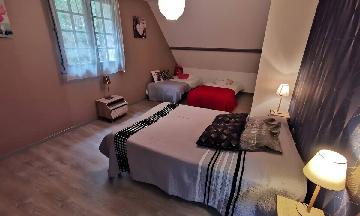 Chitenay Bed & Breakfast | Bed and Breakfast 'Chambre Quadruple' with Shared Pool, Shared Terrace and Wi-Fi