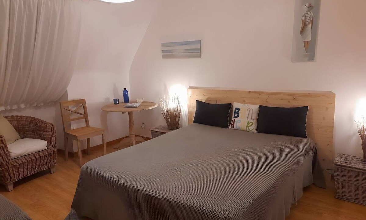 Plougar Bed & Breakfast | Bed and Breakfast 'Chambre Côté Jardin' with Shared Terrace, Shared Garden and Wi-Fi