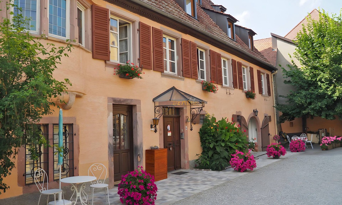 Beblenheim Bed & Breakfast | Bed and Breakfast 'Demeure D'antan - Chambre Esmeralda' with Shared Terrace, Shared Garden and Wi-Fi