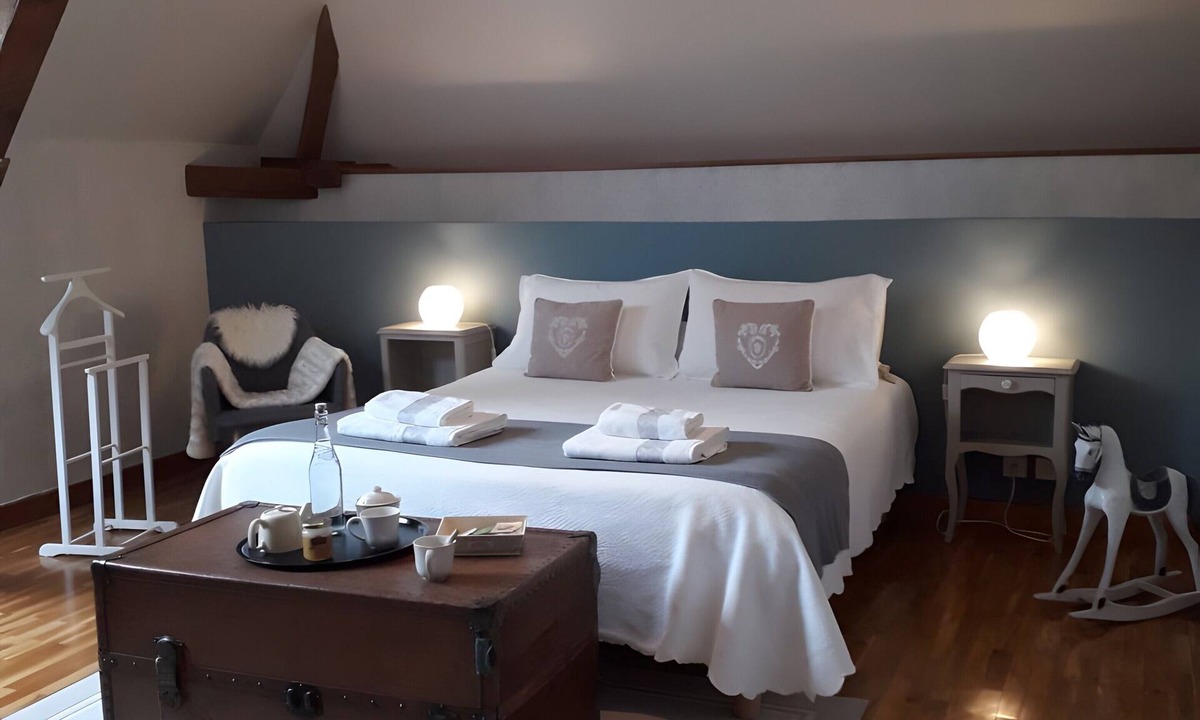 Eaux-Puiseaux Bed & Breakfast | Bed and Breakfast 'Chambre Lavande' with Shared Terrace, Shared Garden and Wi-Fi