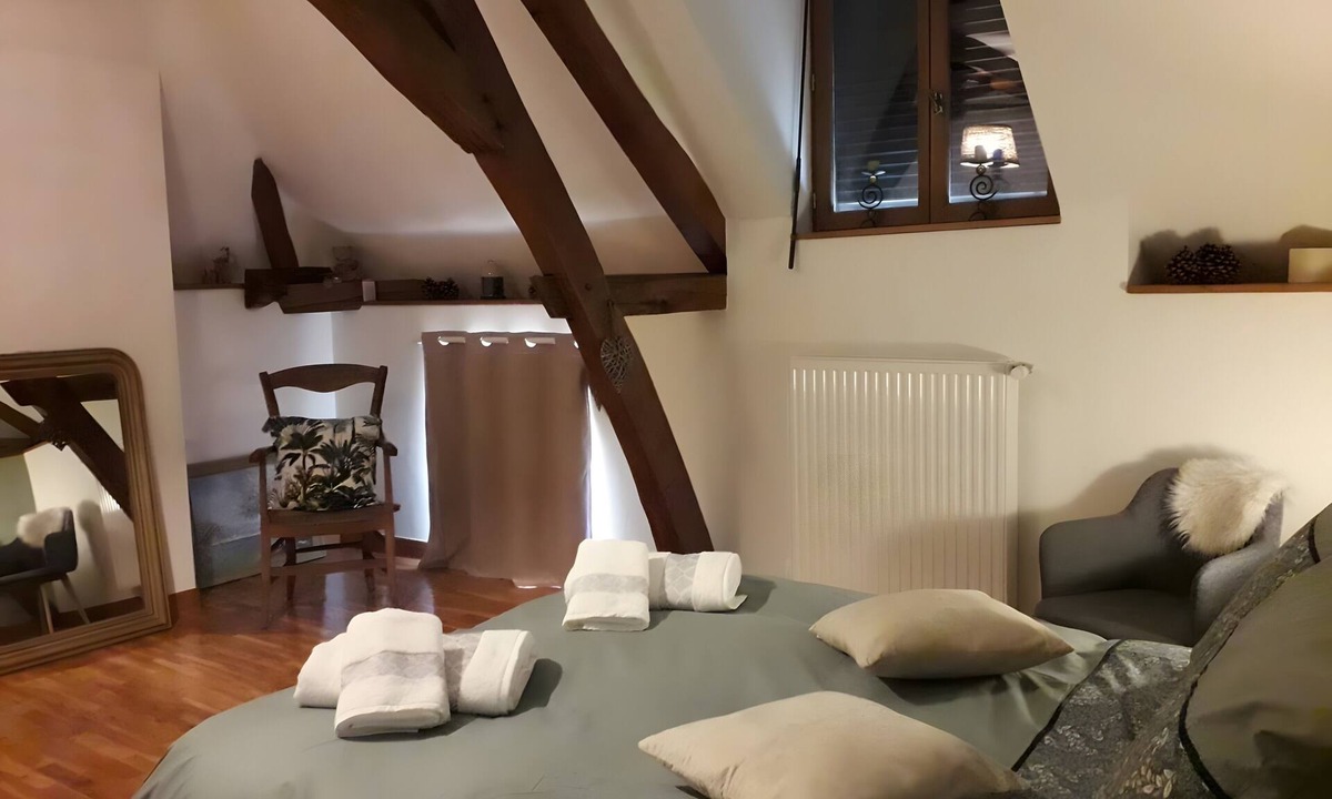 Eaux-Puiseaux Bed & Breakfast | Bed and Breakfast 'Chambre Sauge' with Shared Terrace, Shared Garden and Wi-Fi