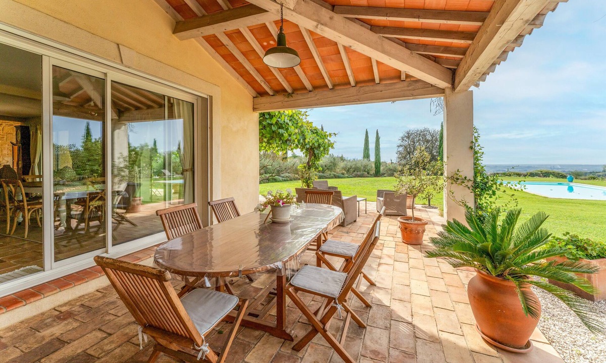 Estezargues Bed & Breakfast | Bed and Breakfast 'Manon' with Shared Terrace, Shared Garden and Wi-Fi