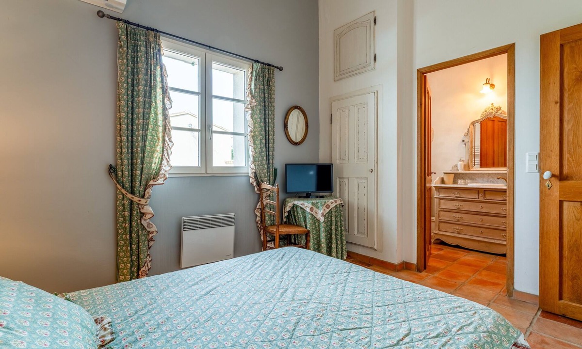 Estezargues Bed & Breakfast | Bed and Breakfast 'Provence' with Shared Terrace, Shared Garden and Wi-Fi