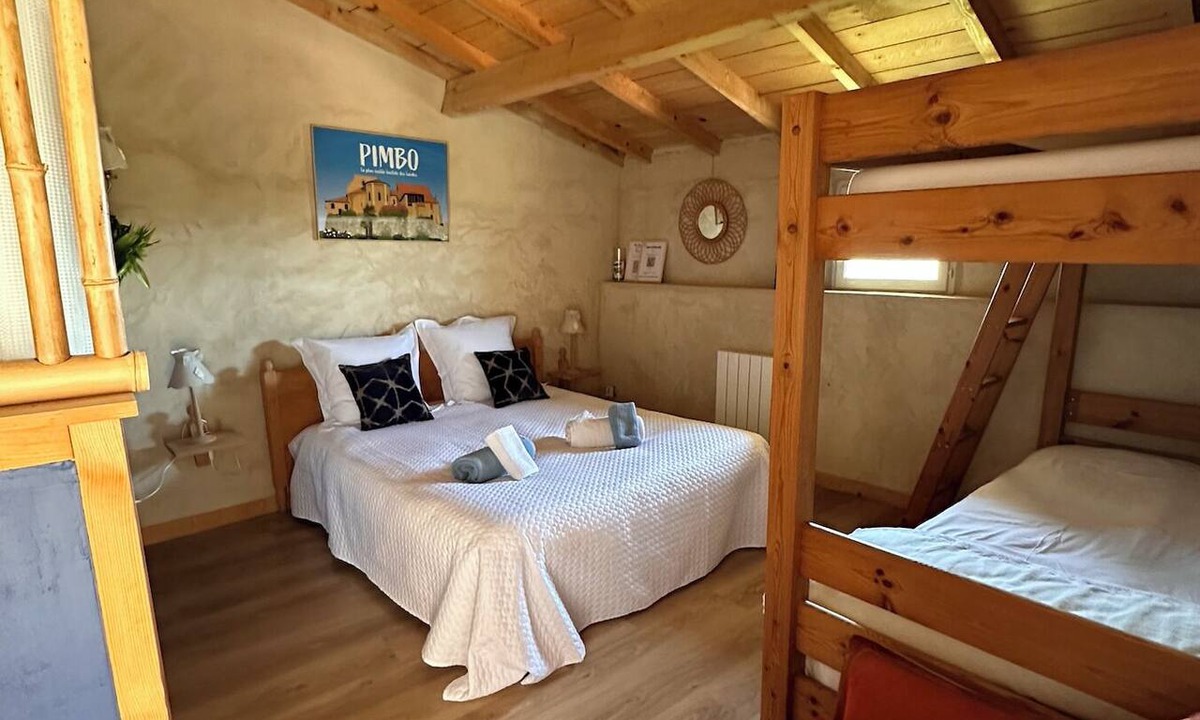 Pimbo Bed & Breakfast | Bed and Breakfast with a kitchen and a terrace offering panoramic views of the Pyrenees