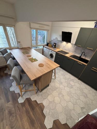 Saint-Remi Apartment | BedinReims elegant green bottle quiet and close to center free parking and wifi free ideal 5 à 9 Adultes