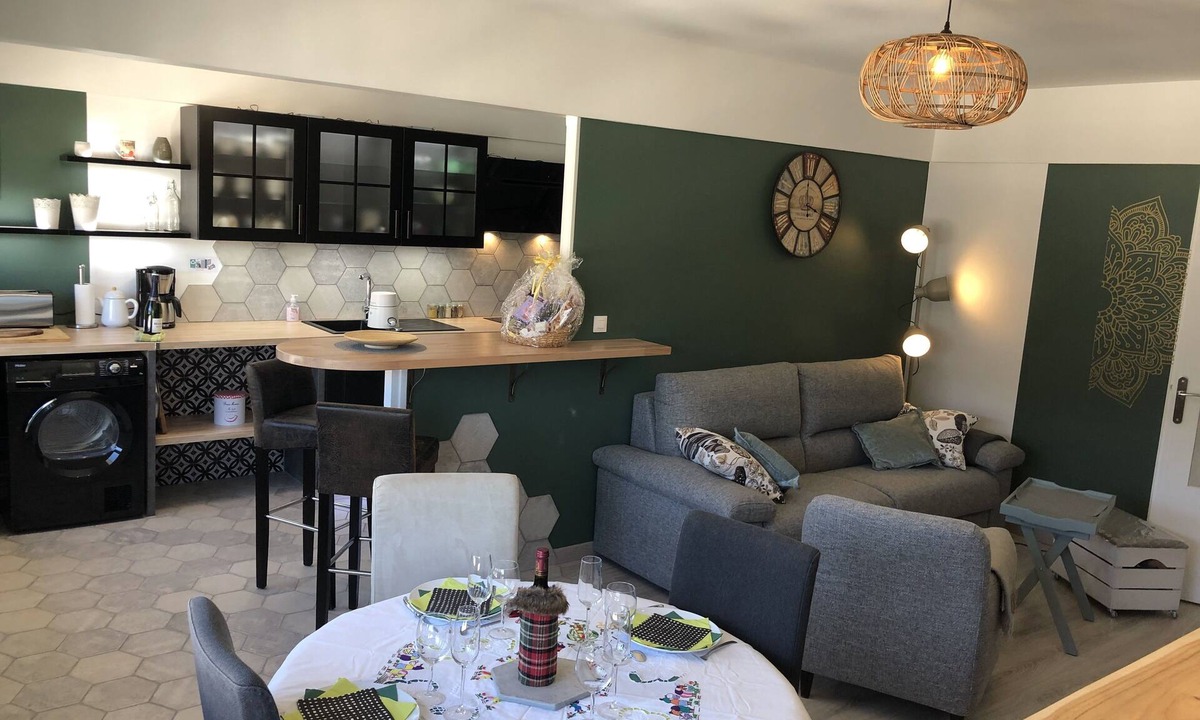 Barbatre Apartment | BedinReims Superb 70m² 2bedroom +free park/wifi Ideal for 2 adults and 3 children