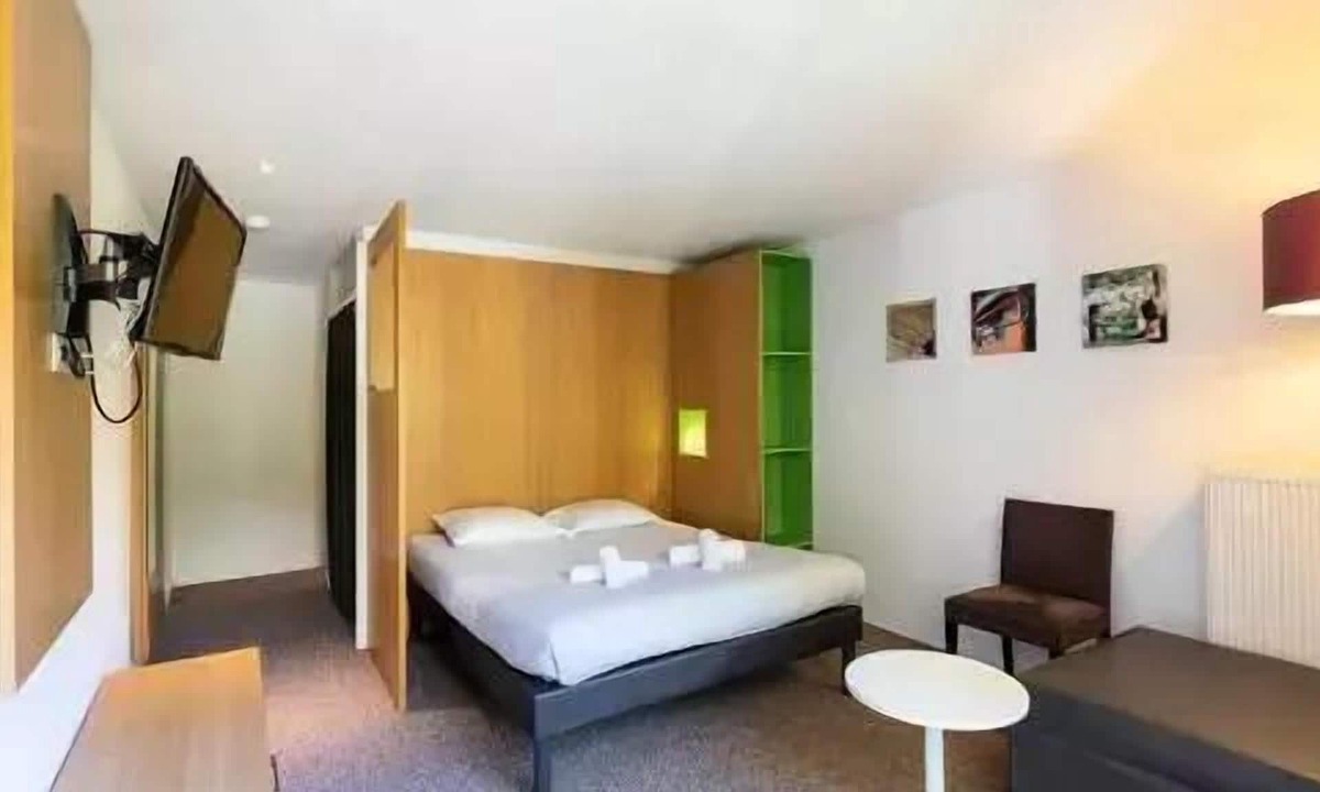 Eaux-Bonnes Hotel | Belambra Clubs Gourette - Lou Sarri - Half board - Accommodation Classic 1 Bedroom 2 Adults and 1 Child with balcony