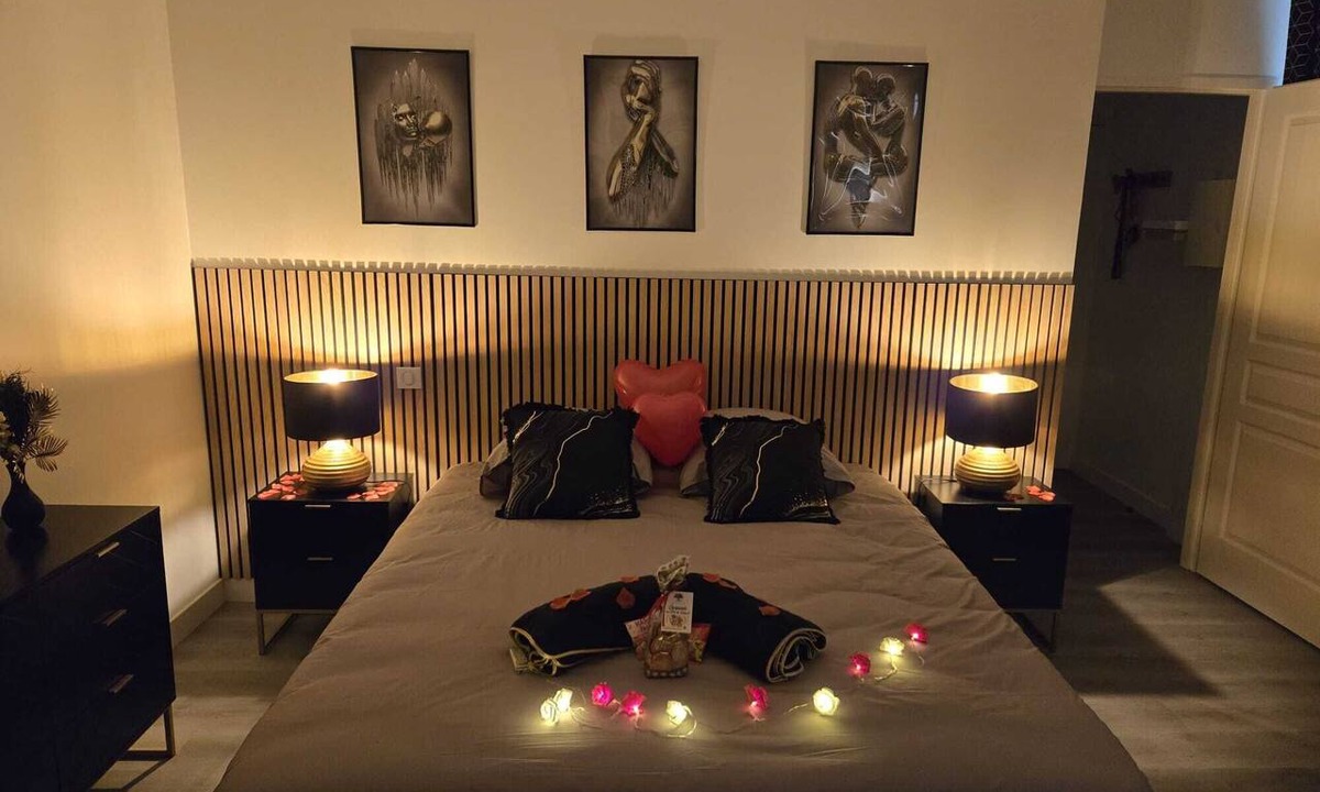Perigueux Apartment | Black Passion Room