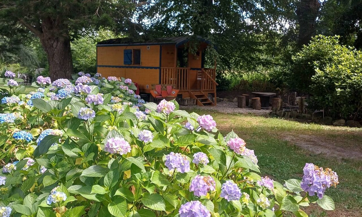 Vilde-Guingalan Cabin | Bohemian Getaway: A Caravan in the Heart of the Breton Countryside. 15 minutes from Dinan.