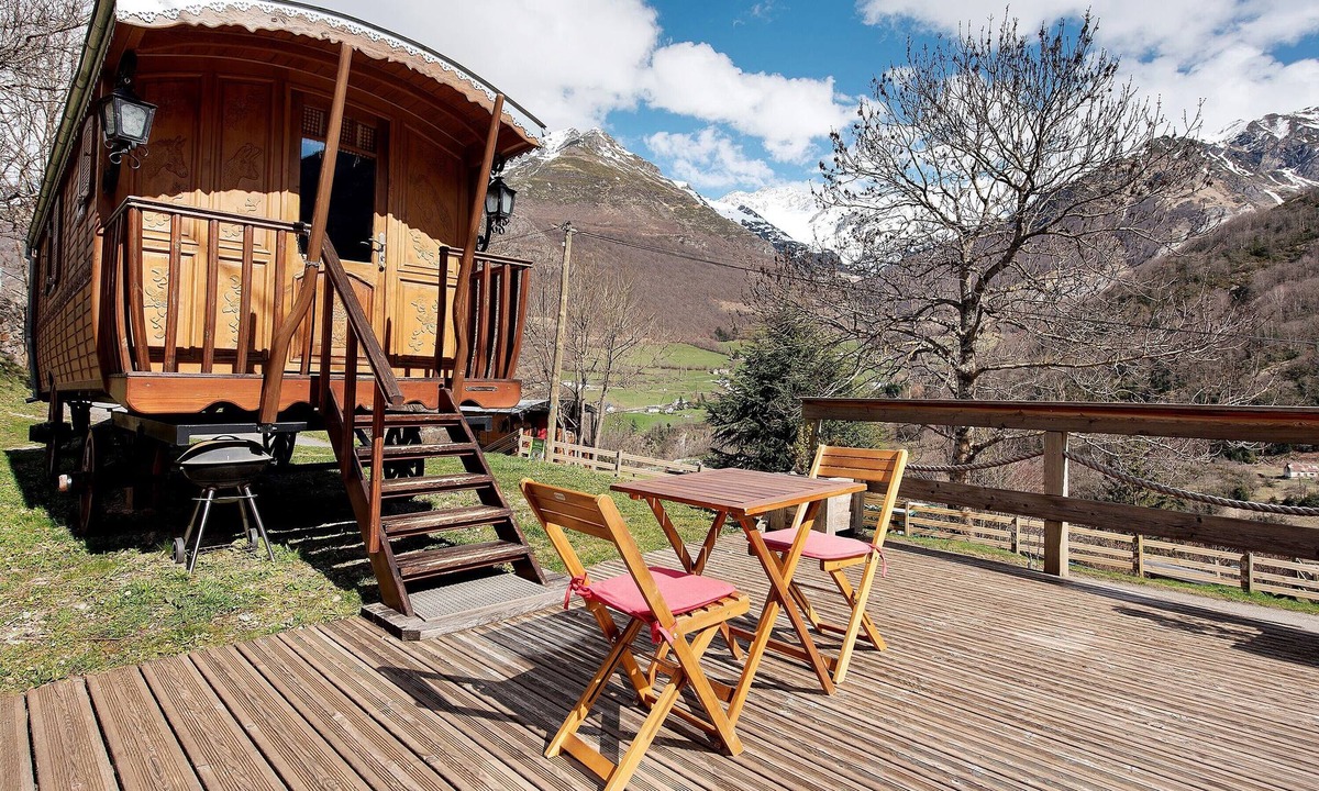 Gedre Cabin | Bohemian Night in the Mountains – Ancolie Caravan Gavarnie