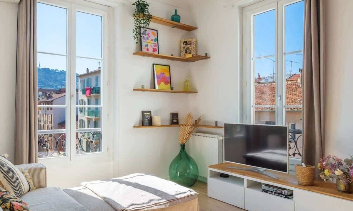Riquier Apartment | Bright 2-bedroom apartment with balcony in the heart of the city