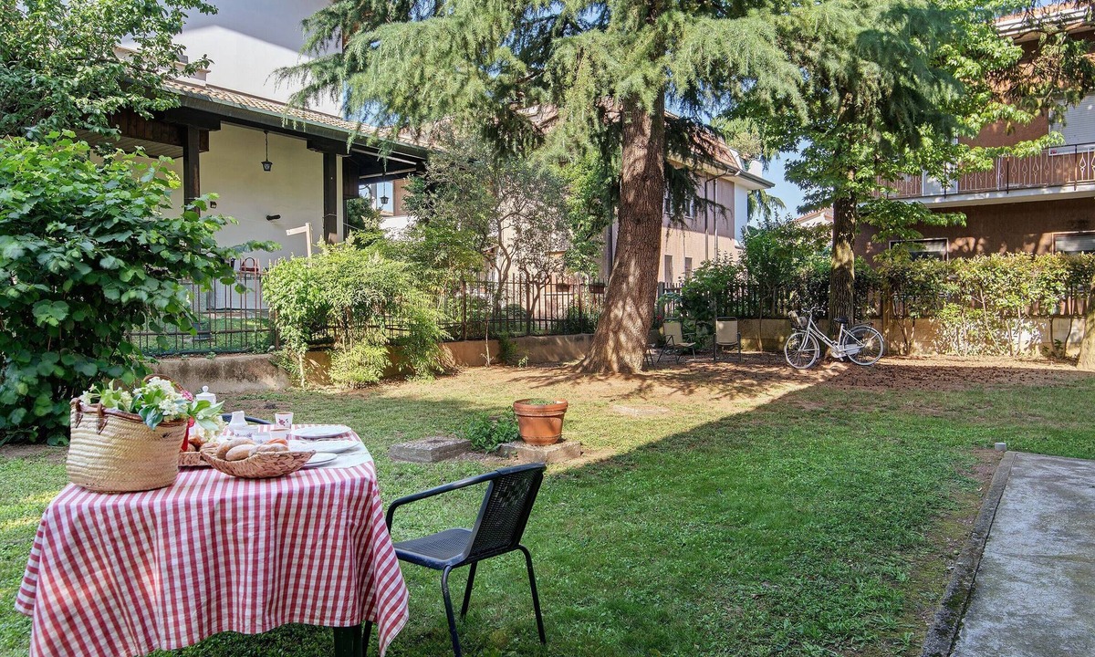 Lainate Apartment | Casa Cedrus with Shared Garden