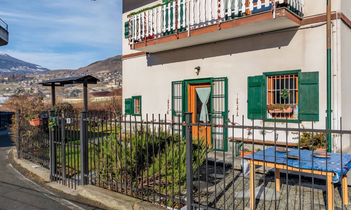 Chef-Lieu House | Casa Olinda, which opens to Mount Emilius and the Gran Paradiso massif.