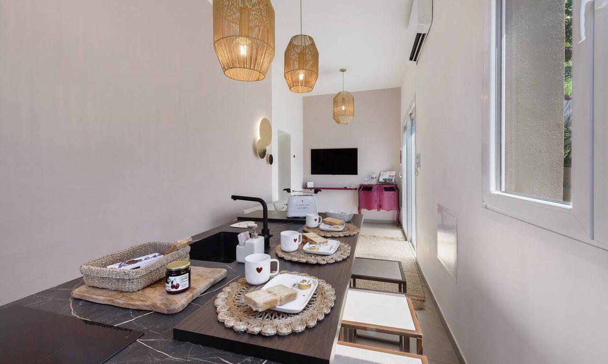 Como Apartment | Casa Teresa Suite in Como – Modern Comfort with Private Garden and Free Parking