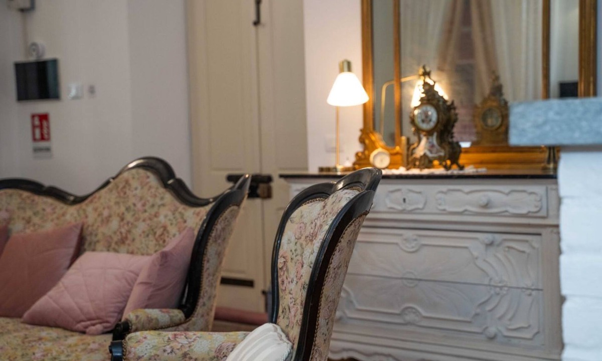 Serralunga d'Alba Apartment | Casa Viberti Roma, Historic Residence with Stunning Views of the Langhe