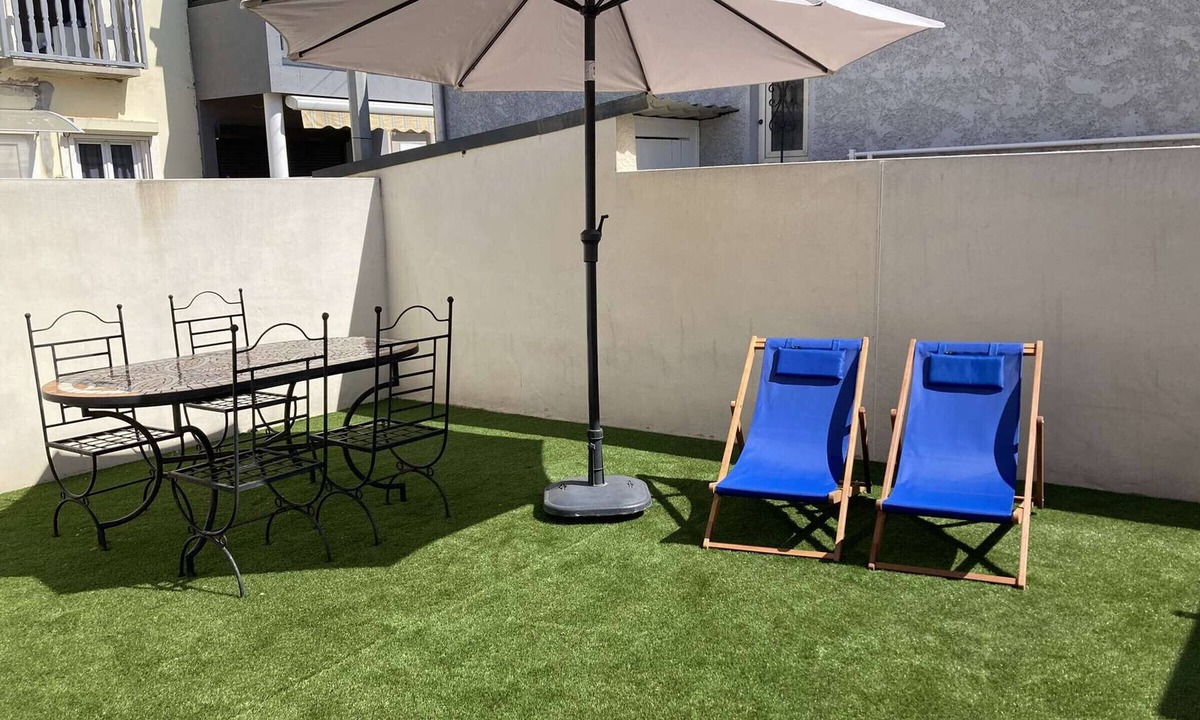 Valras-Plage House | Central House with Terrace, Sleeps 6, Close to Beach and Shops