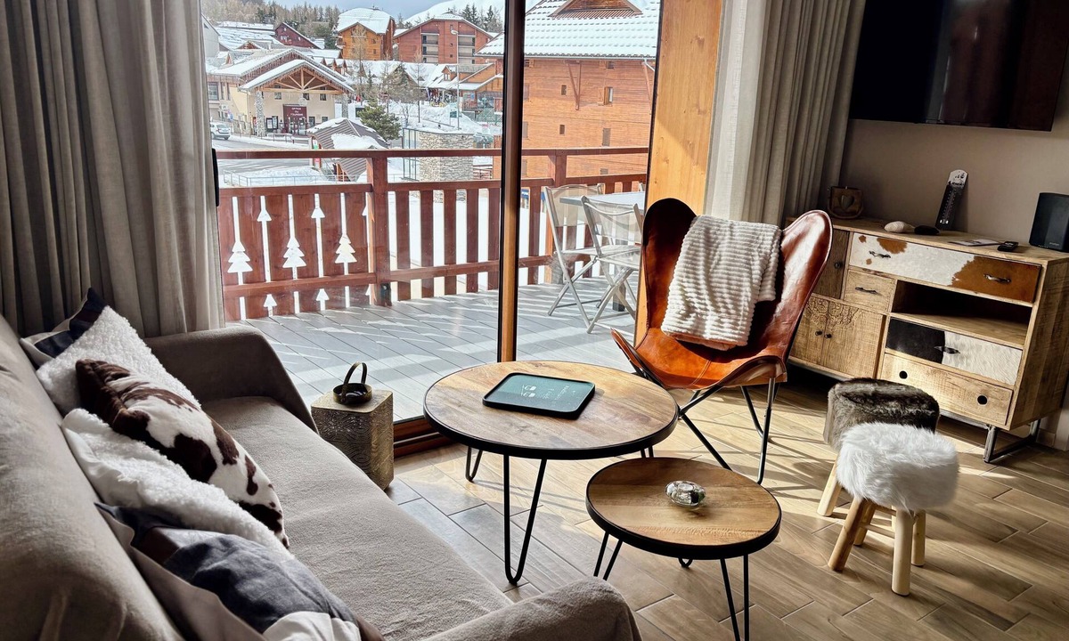 La Joue du Loup Apartment | Centrally located and cozy apartment in La Joue du Loup: sleeps 6, 2 bedrooms, 4 beds