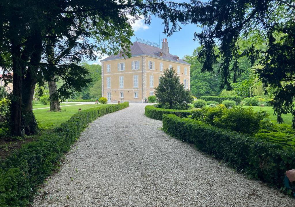 Crespy-le-Neuf Bed & Breakfast | Château de Crespy & Suites