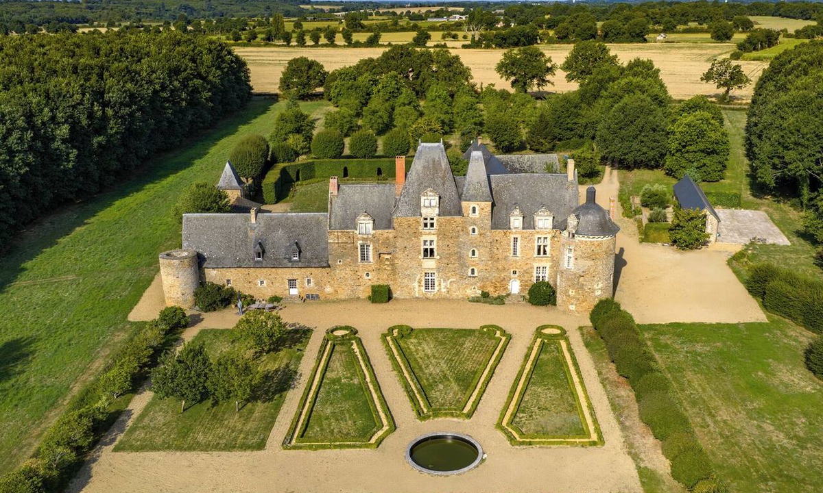 Louvaines House | Château du Hardas