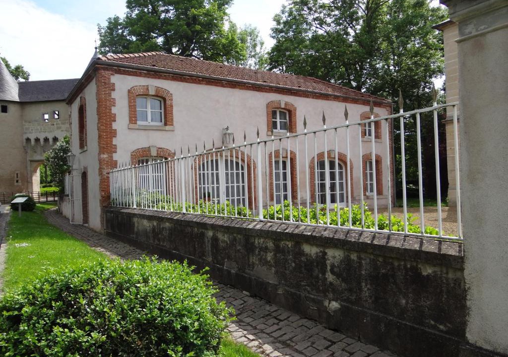 Vic-sur-Seille House | Château Mesny Gite Au Fil des Pages