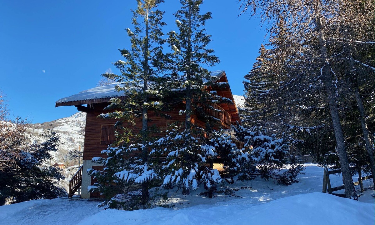 Enchastrayes Ski Chalet | Chalet Le Refuge, at the foot of the slopes in Le Sauze.