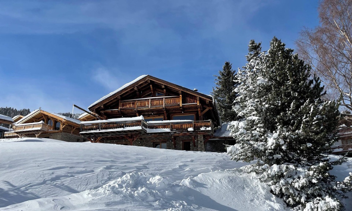Les Angles Ski Chalet | Chalet Marthe 260m2, lake view, 5 stars. Chairlift 300m, center 10mn walk.