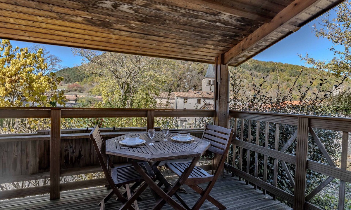 Roquefeuil Ski Chalet | Chalet Montana 1 – 4 Guests with Private Terrace and Wi-Fi