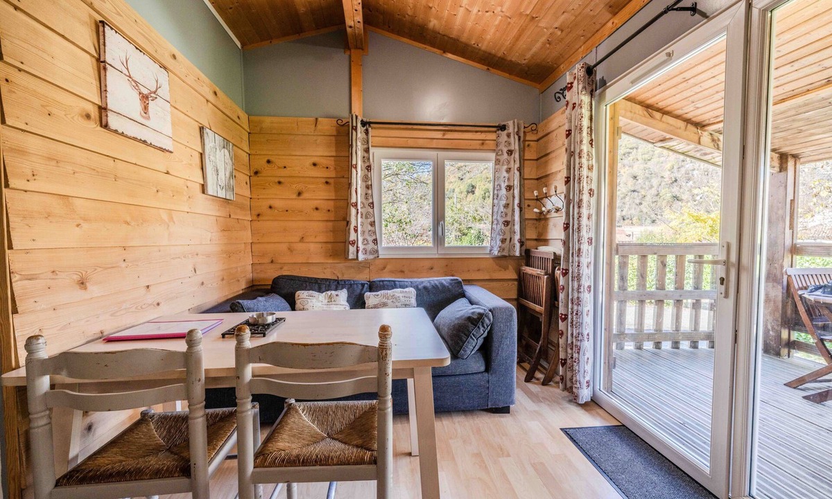 Roquefeuil Ski Chalet | Chalet 'Montana Pmr 4 Pers' with Shared Terrace and Wi-Fi