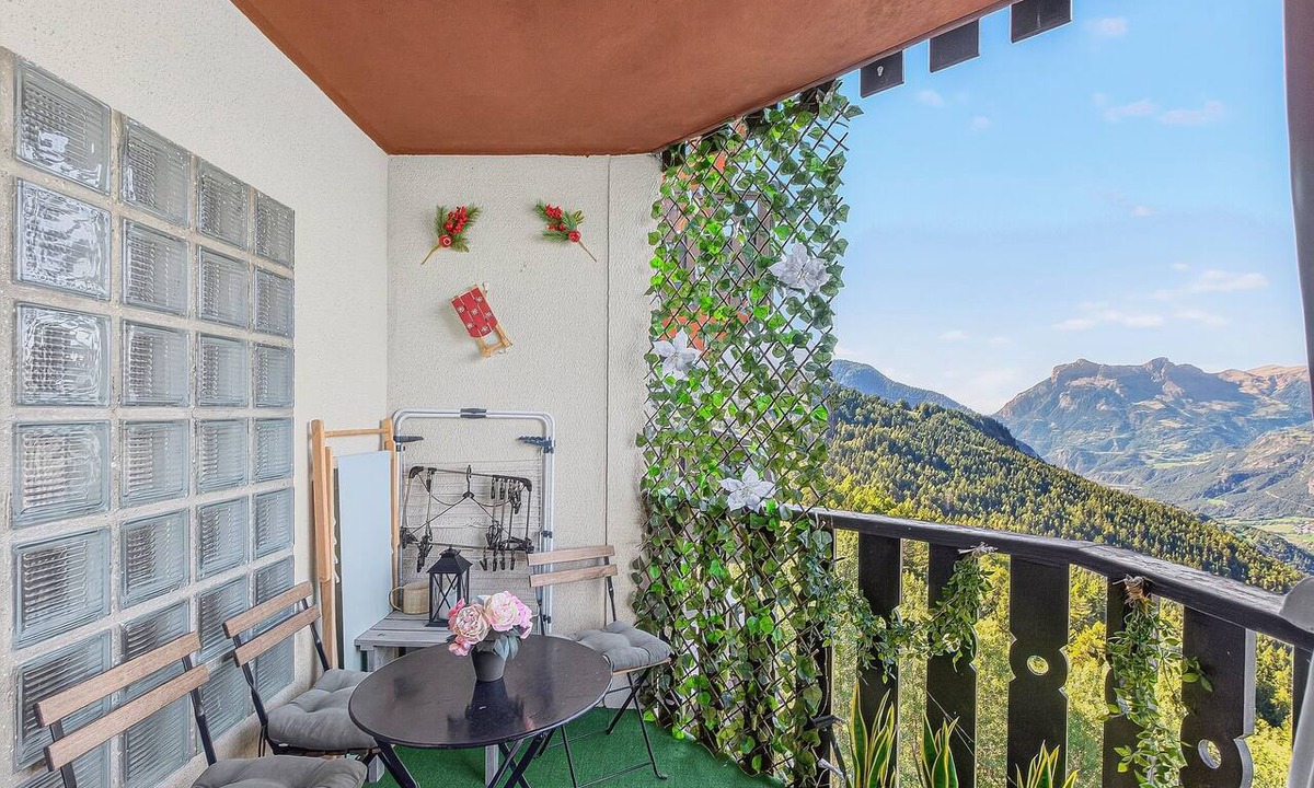 Pra Loup Apartment | 'Chaleureux 4 Couchages' Apartment with Mountain View, Private Terrace and Wi-Fi