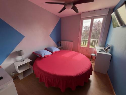 Lamballe House | Chambre avec lit rond king size insolite, proche TGV, parking gratuit