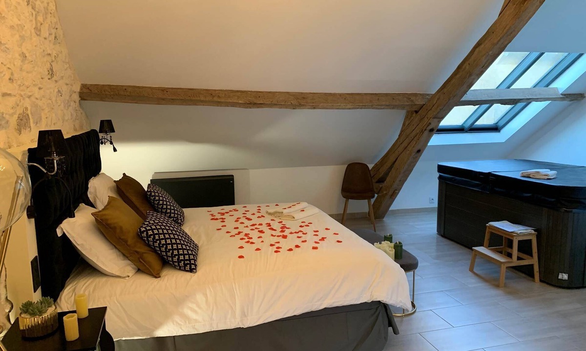 Treuzy-Levelay House | Chambre Baroque Avec Jacuzzi Privatif Sous les Poutres