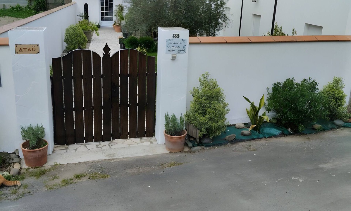 Maubourguet Bed & Breakfast | Chambre Bleue Guest Room with Shared Garden, Wi-Fi and Air Conditioning