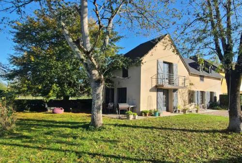 Bernac-Debat Bed & Breakfast | Chambre dans grande maison au calme face aux Pyrénées avec salle d'eau et WC privatifs