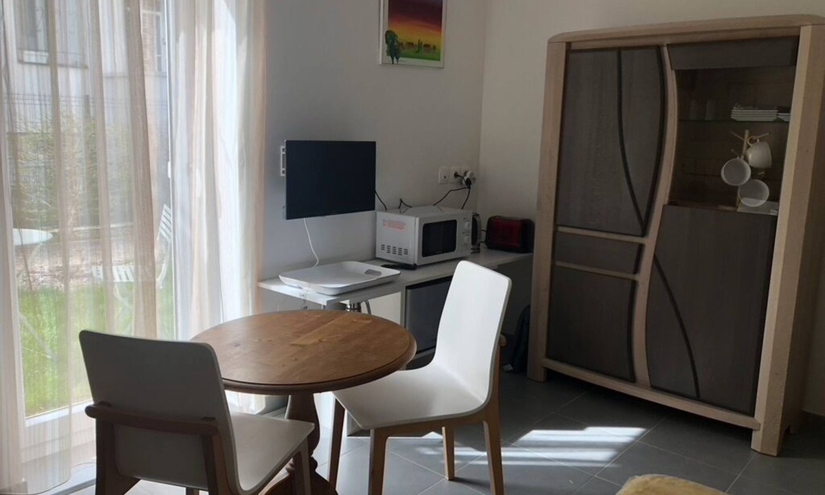 Villers-les-Nancy Apartment | Chambre et Pièce de vie Indépendantes en rez de Jardin . Proche Nancy-thermal