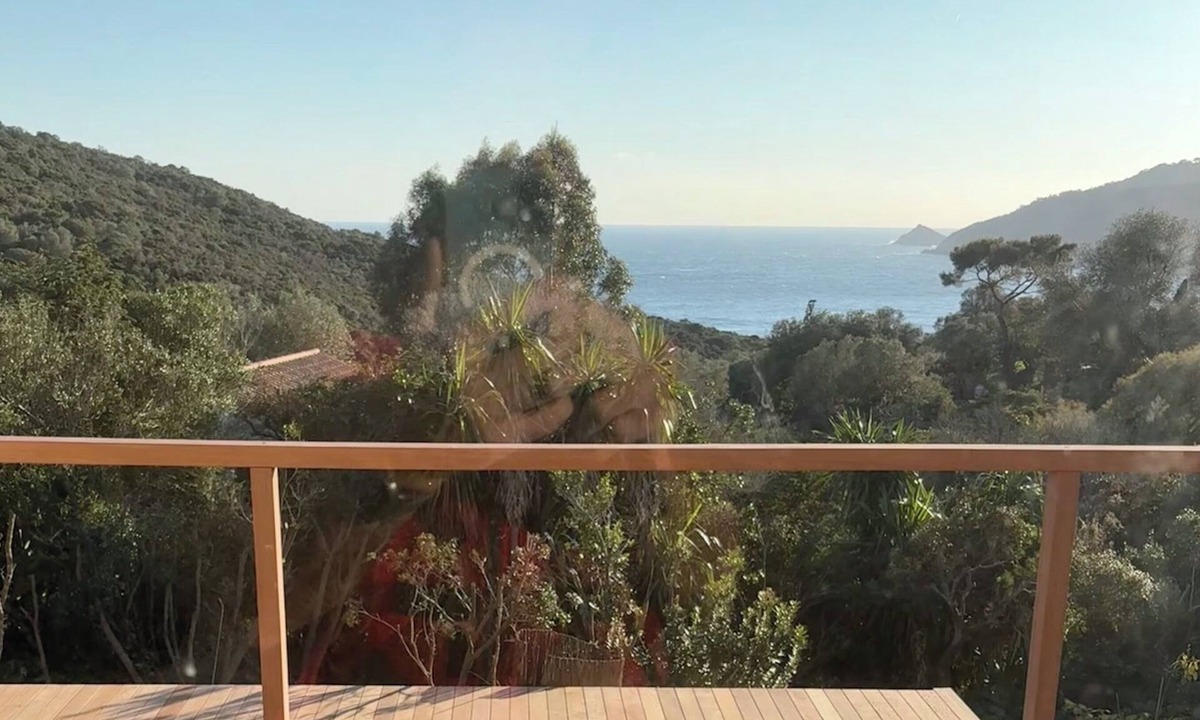 Ile du Levant Bed & Breakfast | Chambre vue mer terrasse végétation sculpturale Île du Levant naturisme