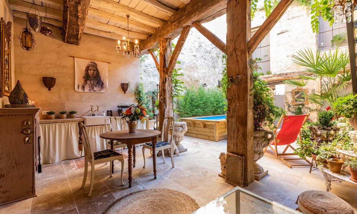 Condom House | Champagne House - Luxury oasis with pool, fusball table & home cinema