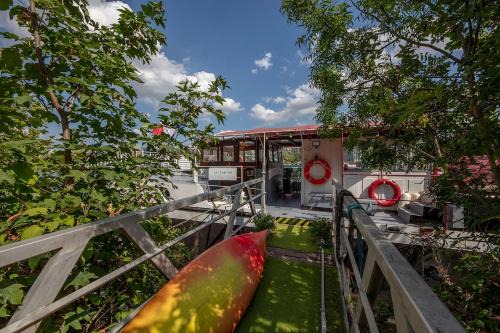 Lyon City Centre Boat Rental | Charmante cabine dans péniche avec terrasse privée et vue imprenable