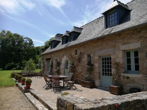 Ploubezre House | charmante longère sur domaine de Kerguéréon