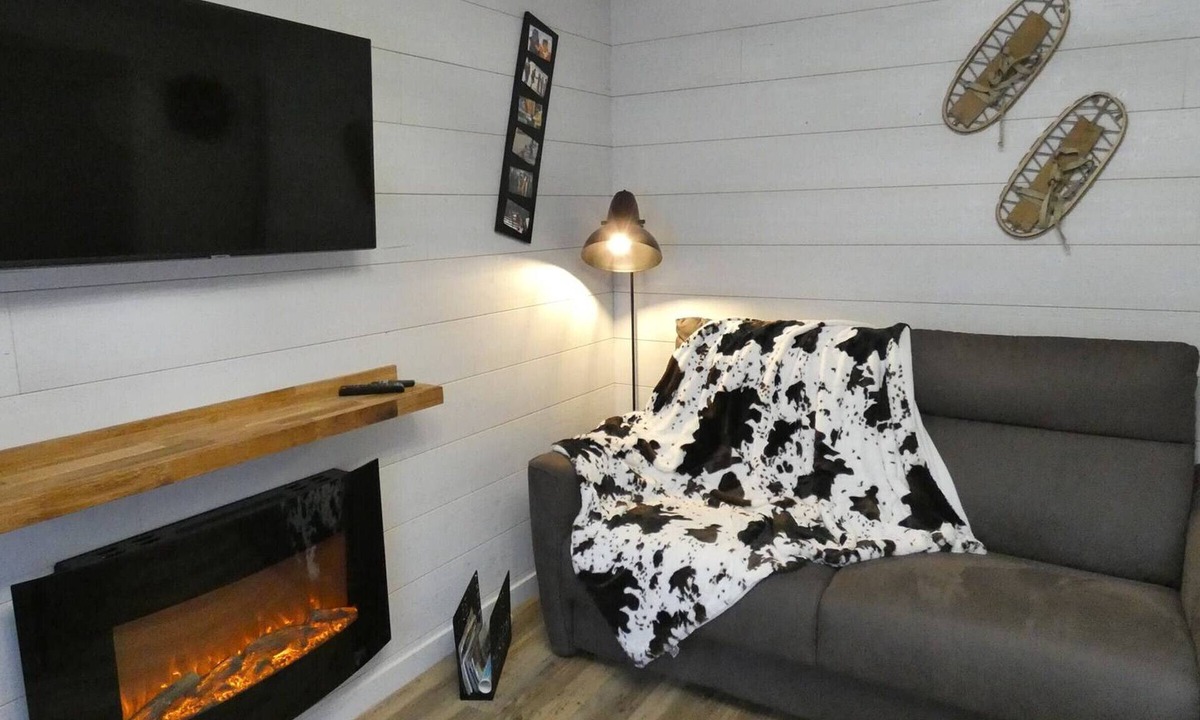 Vignec Apartment | Charming 2-Bedroom Apt with Balcony, Mountain Views, WiFi, Parking & Baby Gear in St Lary Soulan