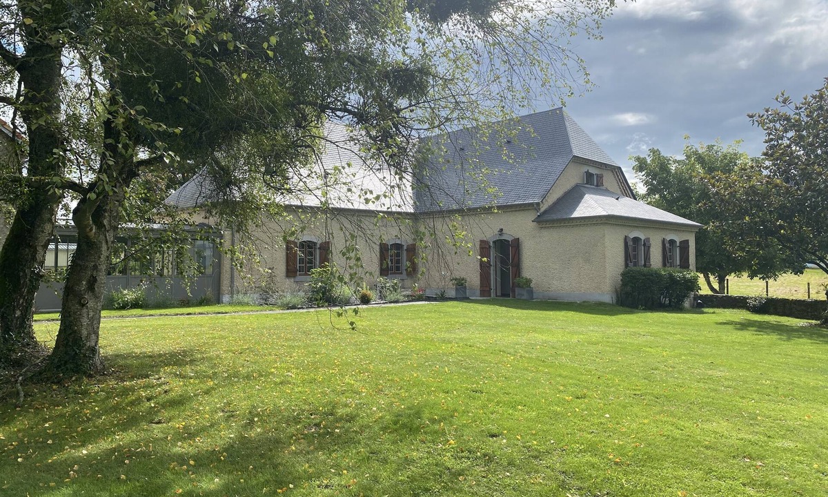 Lourenties House | Charming French Remodeled Farmhouse close to sea & mountains